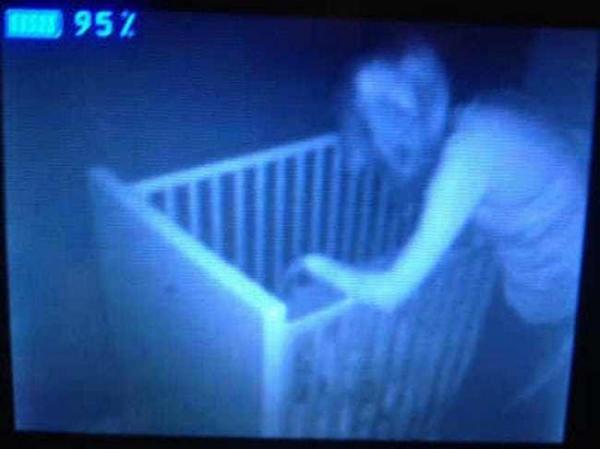 Nửa đêm dậy nhìn camera trong phòng trẻ con để rồi mất ngủ luôn Nửa đêm dậy nhìn camera trong phòng trẻ con để rồi mất ngủ luôn