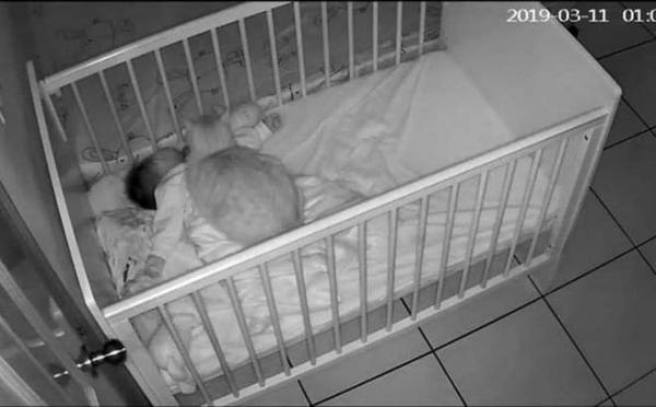 Nửa đêm dậy nhìn camera trong phòng trẻ con để rồi mất ngủ luôn Nửa đêm dậy nhìn camera trong phòng trẻ con để rồi mất ngủ luôn
