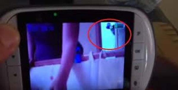 Nửa đêm dậy nhìn camera trong phòng trẻ con để rồi mất ngủ luôn Nửa đêm dậy nhìn camera trong phòng trẻ con để rồi mất ngủ luôn