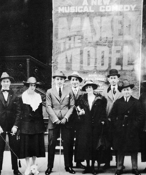 Rudolph Valentino: Từ diễn viên ngoại quốc bị khinh thường trở thành 'Người tình Latin vĩ đại' của Hollywood Rudolph Valentino: Từ diễn viên ngoại quốc bị khinh thường trở thành 'Người tình Latin vĩ đại' của Hollywood