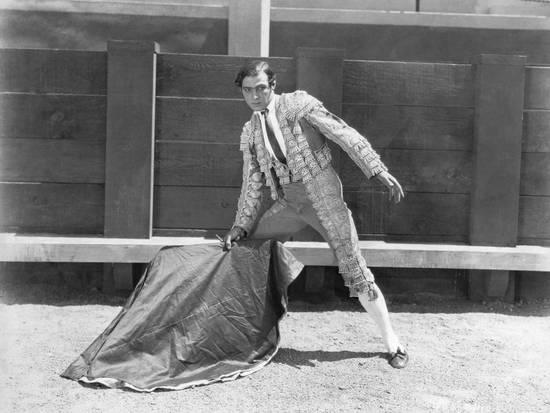 Rudolph Valentino: Từ diễn viên ngoại quốc bị khinh thường trở thành 'Người tình Latin vĩ đại' của Hollywood Rudolph Valentino: Từ diễn viên ngoại quốc bị khinh thường trở thành 'Người tình Latin vĩ đại' của Hollywood