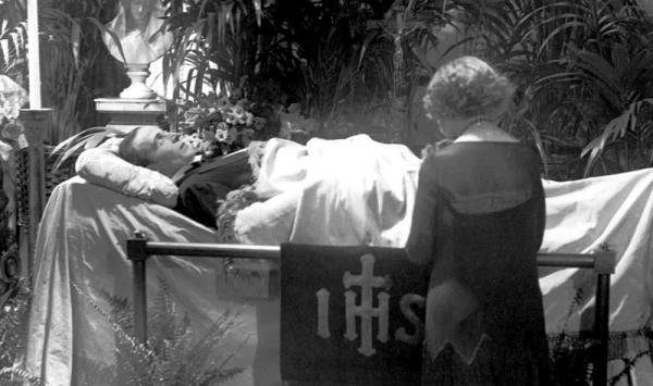 Rudolph Valentino: Từ diễn viên ngoại quốc bị khinh thường trở thành 'Người tình Latin vĩ đại' của Hollywood Rudolph Valentino: Từ diễn viên ngoại quốc bị khinh thường trở thành 'Người tình Latin vĩ đại' của Hollywood