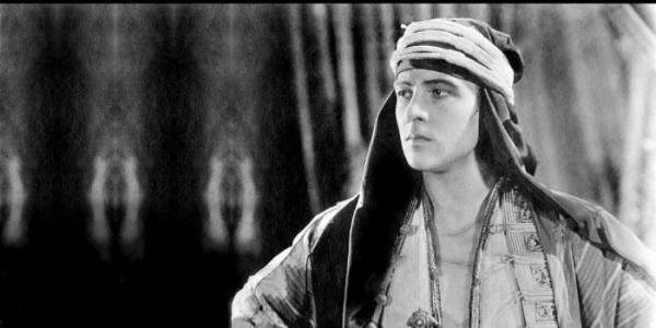 Rudolph Valentino: Từ diễn viên ngoại quốc bị khinh thường trở thành 'Người tình Latin vĩ đại' của Hollywood Rudolph Valentino: Từ diễn viên ngoại quốc bị khinh thường trở thành 'Người tình Latin vĩ đại' của Hollywood