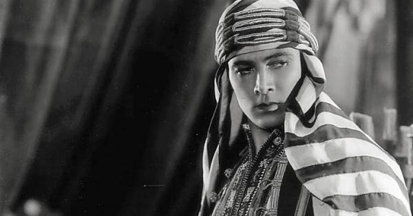 Rudolph Valentino: Từ diễn viên ngoại quốc bị khinh thường trở thành 'Người tình Latin vĩ đại' của Hollywood Rudolph Valentino: Từ diễn viên ngoại quốc bị khinh thường trở thành 'Người tình Latin vĩ đại' của Hollywood