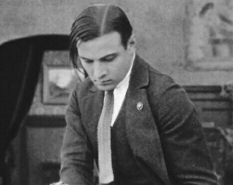 Rudolph Valentino: Từ diễn viên ngoại quốc bị khinh thường trở thành 'Người tình Latin vĩ đại' của Hollywood Rudolph Valentino: Từ diễn viên ngoại quốc bị khinh thường trở thành 'Người tình Latin vĩ đại' của Hollywood