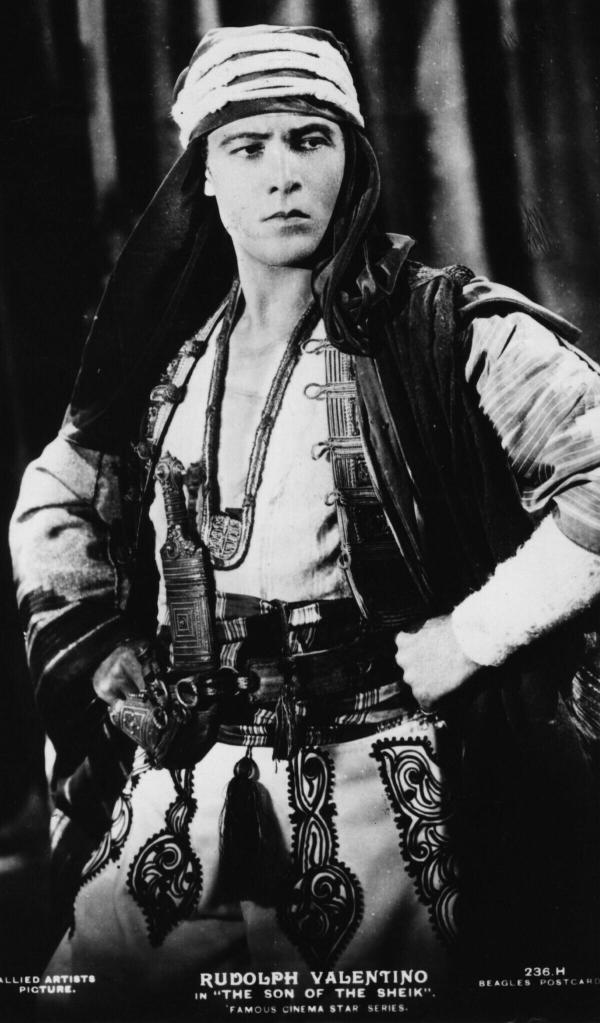 Rudolph Valentino: Từ diễn viên ngoại quốc bị khinh thường trở thành 'Người tình Latin vĩ đại' của Hollywood Rudolph Valentino: Từ diễn viên ngoại quốc bị khinh thường trở thành 'Người tình Latin vĩ đại' của Hollywood