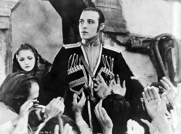Rudolph Valentino: Từ diễn viên ngoại quốc bị khinh thường trở thành 'Người tình Latin vĩ đại' của Hollywood Rudolph Valentino: Từ diễn viên ngoại quốc bị khinh thường trở thành 'Người tình Latin vĩ đại' của Hollywood