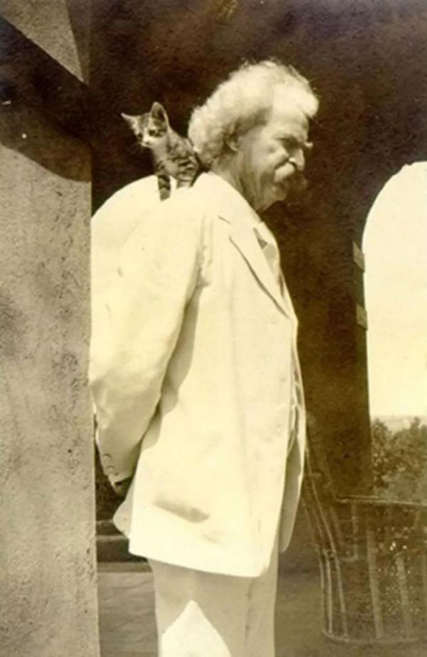 Những sự tích về Mark Twain - người hài hước vĩ đại nhất nước Mỹ cũng là kẻ yêu mèo điên cuồng Những sự tích về Mark Twain - người hài hước vĩ đại nhất nước Mỹ cũng là kẻ yêu mèo điên cuồng