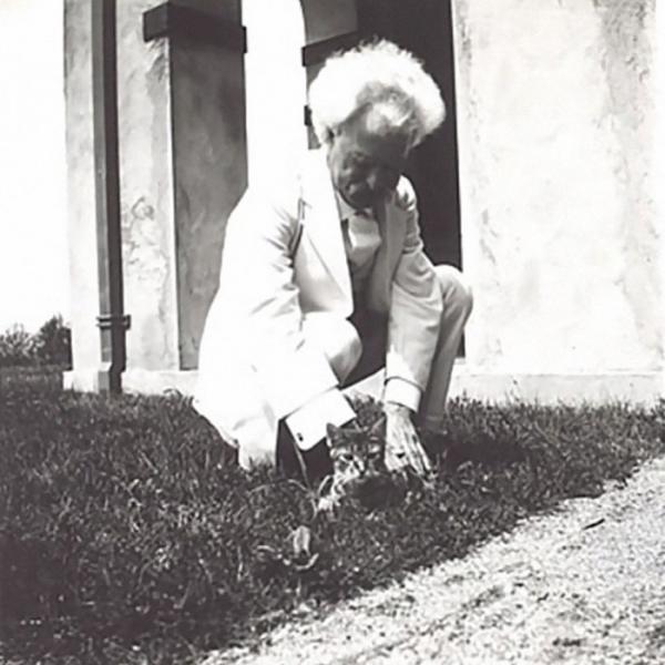 Những sự tích về Mark Twain - người hài hước vĩ đại nhất nước Mỹ cũng là kẻ yêu mèo điên cuồng Những sự tích về Mark Twain - người hài hước vĩ đại nhất nước Mỹ cũng là kẻ yêu mèo điên cuồng