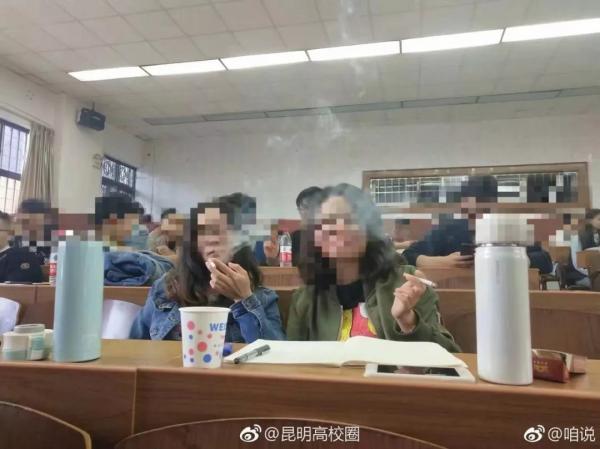 Một trường đại học Trung Quốc mở lớp học về thuốc lá cho phép sinh viên hút thuốc để hiểu bài Một trường đại học Trung Quốc mở lớp học về thuốc lá cho phép sinh viên hút thuốc để hiểu bài