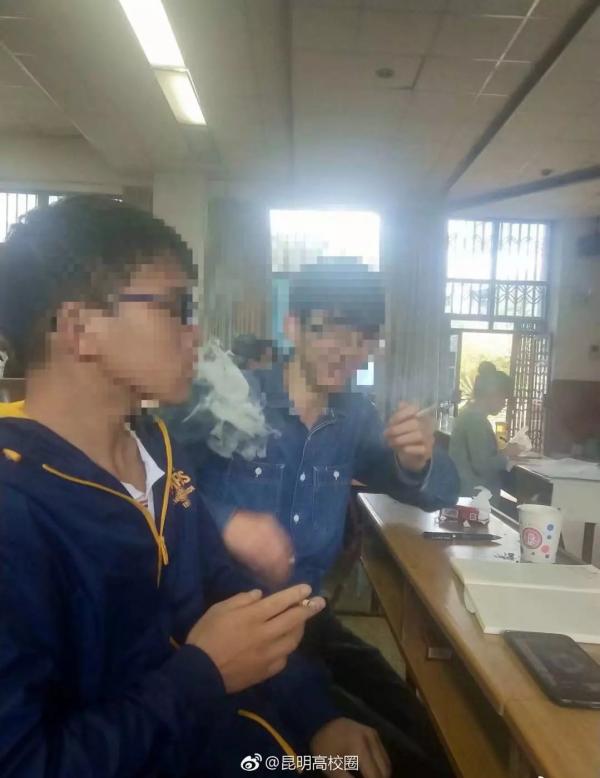 Một trường đại học Trung Quốc mở lớp học về thuốc lá cho phép sinh viên hút thuốc để hiểu bài Một trường đại học Trung Quốc mở lớp học về thuốc lá cho phép sinh viên hút thuốc để hiểu bài