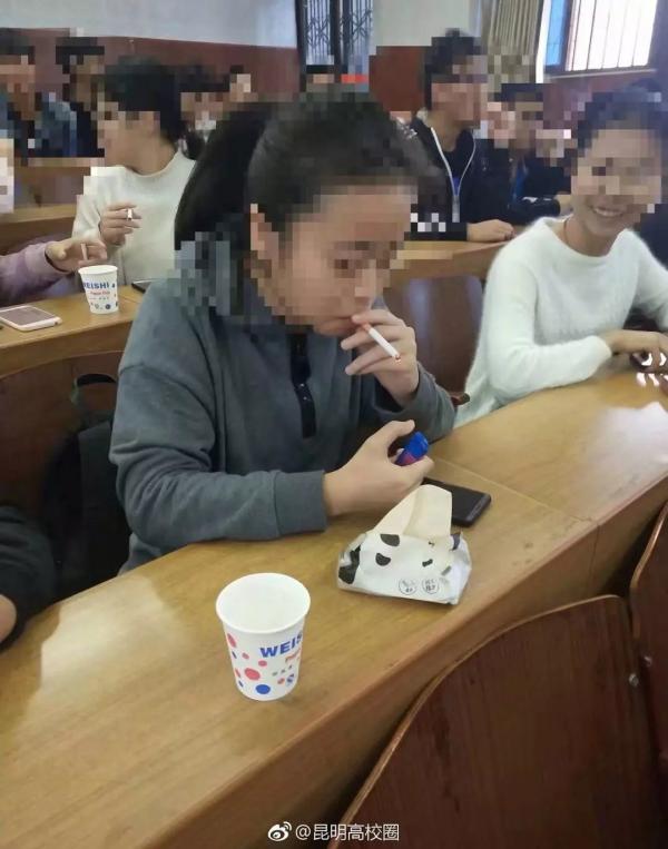 Một trường đại học Trung Quốc mở lớp học về thuốc lá cho phép sinh viên hút thuốc để hiểu bài Một trường đại học Trung Quốc mở lớp học về thuốc lá cho phép sinh viên hút thuốc để hiểu bài