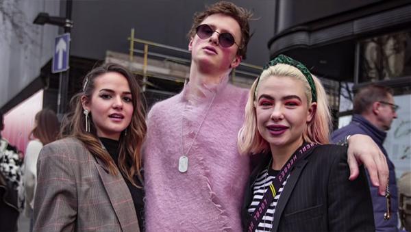 Cố tình ăn mặc ngớ ngẩn nhất để có thể đến Fashion Week, kết quả lại được săn đón như người mẫu nổi tiếng Cố tình ăn mặc ngớ ngẩn nhất để có thể đến Fashion Week, kết quả lại được săn đón như người mẫu nổi tiếng