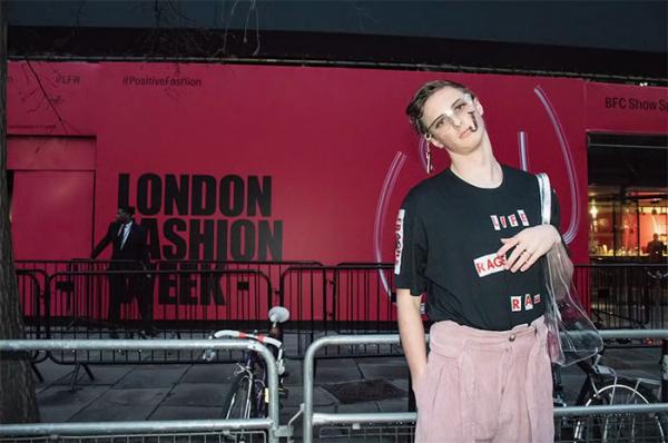 Cố tình ăn mặc ngớ ngẩn nhất để có thể đến Fashion Week, kết quả lại được săn đón như người mẫu nổi tiếng Cố tình ăn mặc ngớ ngẩn nhất để có thể đến Fashion Week, kết quả lại được săn đón như người mẫu nổi tiếng