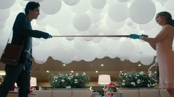 'Five Feet Apart': Chuyện tình dịu dàng và kì lạ của cặp đôi không thể đến gần nhau quá 5 bước chân 'Five Feet Apart': Chuyện tình dịu dàng và kì lạ của cặp đôi không thể đến gần nhau quá 5 bước chân