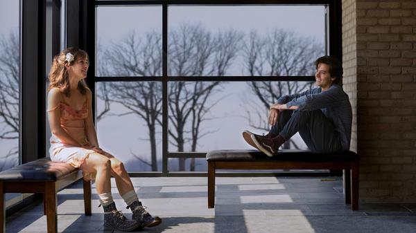 'Five Feet Apart': Chuyện tình dịu dàng và kì lạ của cặp đôi không thể đến gần nhau quá 5 bước chân 'Five Feet Apart': Chuyện tình dịu dàng và kì lạ của cặp đôi không thể đến gần nhau quá 5 bước chân