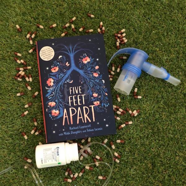'Five Feet Apart': Chuyện tình dịu dàng và kì lạ của cặp đôi không thể đến gần nhau quá 5 bước chân 'Five Feet Apart': Chuyện tình dịu dàng và kì lạ của cặp đôi không thể đến gần nhau quá 5 bước chân