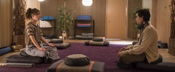 'Five Feet Apart': Chuyện tình dịu dàng và kì lạ của cặp đôi không thể đến gần nhau quá 5 bước chân 'Five Feet Apart': Chuyện tình dịu dàng và kì lạ của cặp đôi không thể đến gần nhau quá 5 bước chân