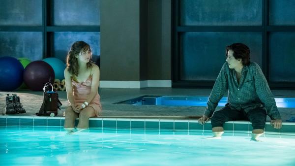 'Five Feet Apart': Chuyện tình dịu dàng và kì lạ của cặp đôi không thể đến gần nhau quá 5 bước chân 'Five Feet Apart': Chuyện tình dịu dàng và kì lạ của cặp đôi không thể đến gần nhau quá 5 bước chân