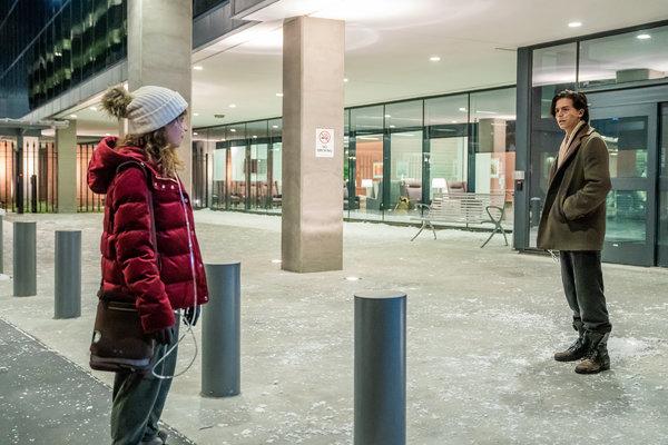 'Five Feet Apart': Chuyện tình dịu dàng và kì lạ của cặp đôi không thể đến gần nhau quá 5 bước chân 'Five Feet Apart': Chuyện tình dịu dàng và kì lạ của cặp đôi không thể đến gần nhau quá 5 bước chân