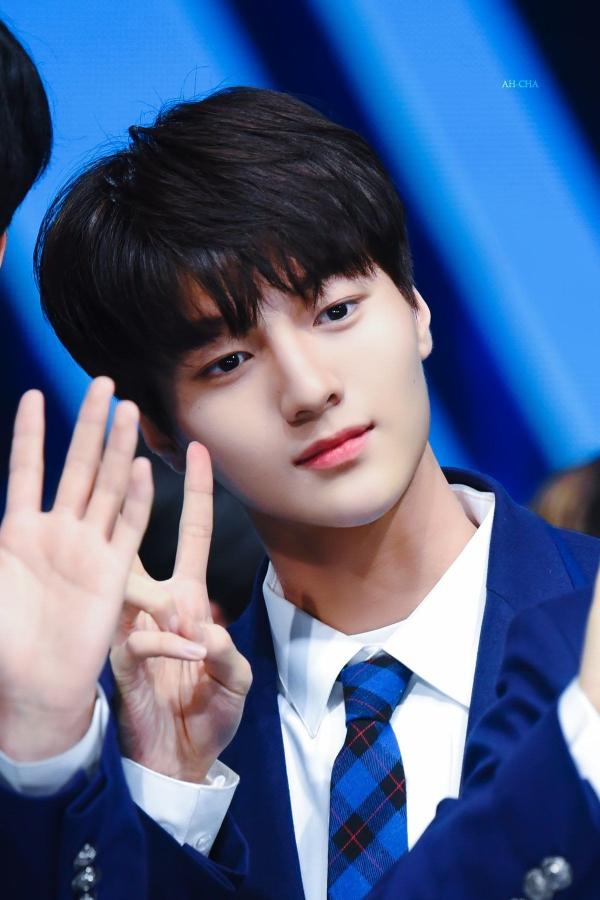 Thông tin về Cha Jun Ho - thực tập sinh Produce X chưa debut đã có 28 fansite đi theo chụp hình Thông tin về Cha Jun Ho - thực tập sinh Produce X chưa debut đã có 28 fansite đi theo chụp hình