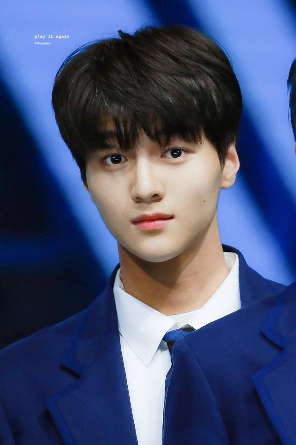 Thông tin về Cha Jun Ho - thực tập sinh Produce X chưa debut đã có 28 fansite đi theo chụp hình Thông tin về Cha Jun Ho - thực tập sinh Produce X chưa debut đã có 28 fansite đi theo chụp hình
