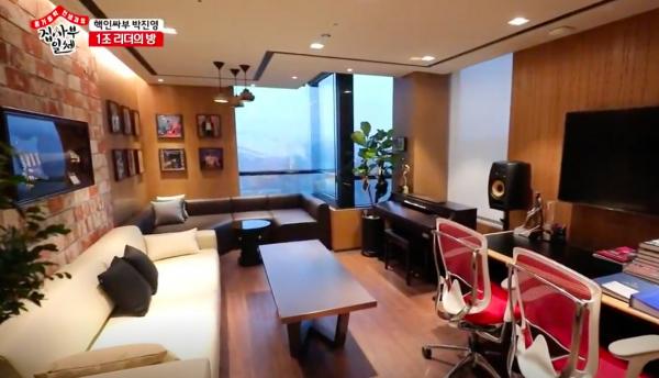 Lối sống kì lạ của ông trùm JYP: Mỗi mùa chỉ mặc 2 bộ đồ, chọn quần dây chun vì sợ tốn thời gian kéo khóa quần Lối sống kì lạ của ông trùm JYP: Mỗi mùa chỉ mặc 2 bộ đồ, chọn quần dây chun vì sợ tốn thời gian kéo khóa quần