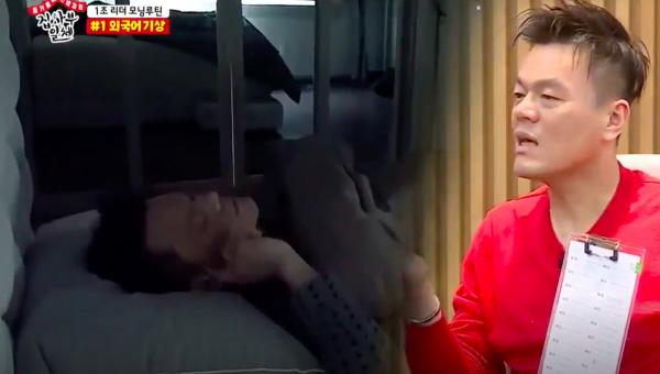 Lối sống kì lạ của ông trùm JYP: Mỗi mùa chỉ mặc 2 bộ đồ, chọn quần dây chun vì sợ tốn thời gian kéo khóa quần Lối sống kì lạ của ông trùm JYP: Mỗi mùa chỉ mặc 2 bộ đồ, chọn quần dây chun vì sợ tốn thời gian kéo khóa quần