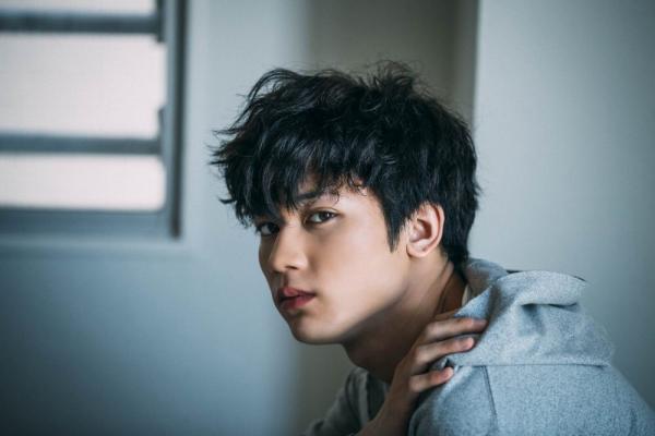 Hot Gimmick – Chuyện tình 'cẩu huyết' một cô gái - ba chàng trai nổi tiếng một thời sẽ có live action Hot Gimmick – Chuyện tình 'cẩu huyết' một cô gái - ba chàng trai nổi tiếng một thời sẽ có live action