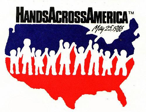 Vì sao những tên sát nhân áo đỏ trong 'Us' lại nắm tay nhau? Vì sao những tên sát nhân áo đỏ trong 'Us' lại nắm tay nhau?