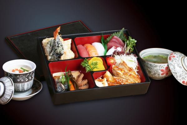 Chiêm ngưỡng các hộp bento 'yêu từ cái nhìn đầu tiên' của quý bà nội trợ Li Ming Lee Chiêm ngưỡng các hộp bento 'yêu từ cái nhìn đầu tiên' của quý bà nội trợ Li Ming Lee