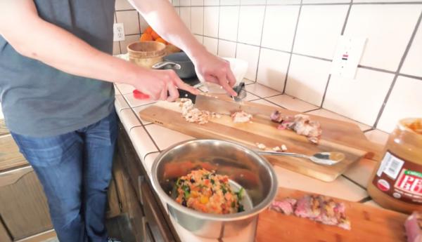 Chào đón những chú chó bị bỏ rơi bằng cách để chúng tự chọn nguyên liệu cho bữa cơm nhà đầu tiên Chào đón những chú chó bị bỏ rơi bằng cách để chúng tự chọn nguyên liệu cho bữa cơm nhà đầu tiên