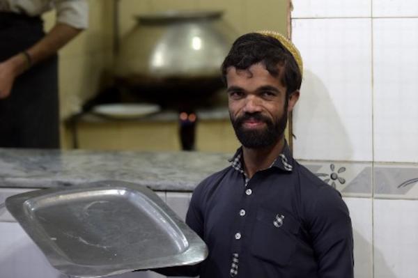 Song trùng là có thật: Anh phục vụ Pakistan nổi tiếng vì giống hệt Tyrion Lannister của 'Game Of Thrones' Song trùng là có thật: Anh phục vụ Pakistan nổi tiếng vì giống hệt Tyrion Lannister của 'Game Of Thrones'