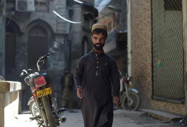 Song trùng là có thật: Anh phục vụ Pakistan nổi tiếng vì giống hệt Tyrion Lannister của 'Game Of Thrones' Song trùng là có thật: Anh phục vụ Pakistan nổi tiếng vì giống hệt Tyrion Lannister của 'Game Of Thrones'