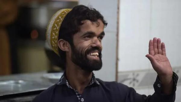 Song trùng là có thật: Anh phục vụ Pakistan nổi tiếng vì giống hệt Tyrion Lannister của 'Game Of Thrones' Song trùng là có thật: Anh phục vụ Pakistan nổi tiếng vì giống hệt Tyrion Lannister của 'Game Of Thrones'
