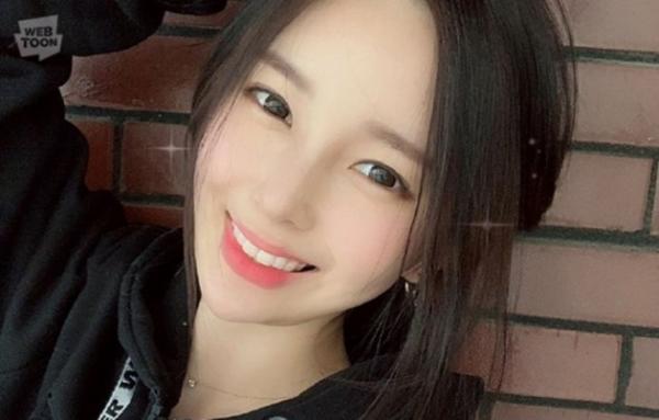 Tác giả webtoon đình đám 'True Beauty' lần đầu lộ diện: Nhan sắc cực phẩm như nữ chính trong truyện Tác giả webtoon đình đám 'True Beauty' lần đầu lộ diện: Nhan sắc cực phẩm như nữ chính trong truyện