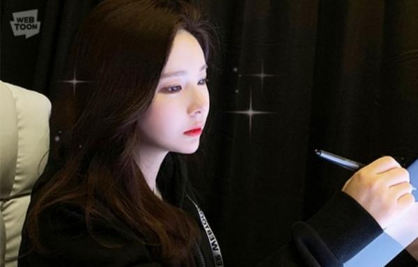 Tác giả webtoon đình đám 'True Beauty' lần đầu lộ diện: Nhan sắc cực phẩm như nữ chính trong truyện Tác giả webtoon đình đám 'True Beauty' lần đầu lộ diện: Nhan sắc cực phẩm như nữ chính trong truyện