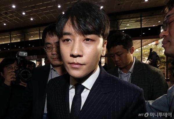 Seungri đến salon làm đẹp trước khi trình diện cảnh sát, yêu cầu make-up cho mắt trông thâm quầng hơn Seungri đến salon làm đẹp trước khi trình diện cảnh sát, yêu cầu make-up cho mắt trông thâm quầng hơn