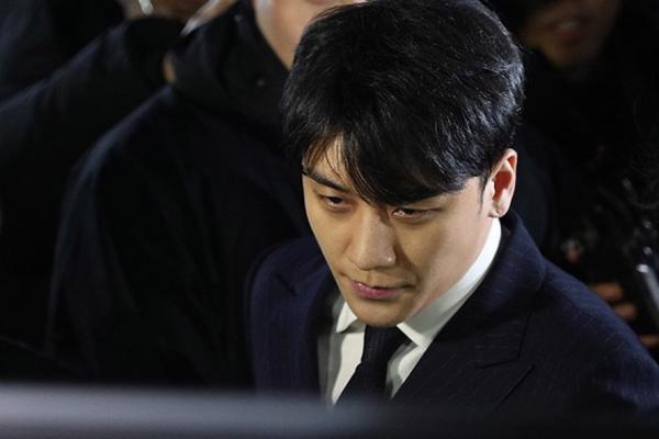 Seungri đến salon làm đẹp trước khi trình diện cảnh sát, yêu cầu make-up cho mắt trông thâm quầng hơn Seungri đến salon làm đẹp trước khi trình diện cảnh sát, yêu cầu make-up cho mắt trông thâm quầng hơn