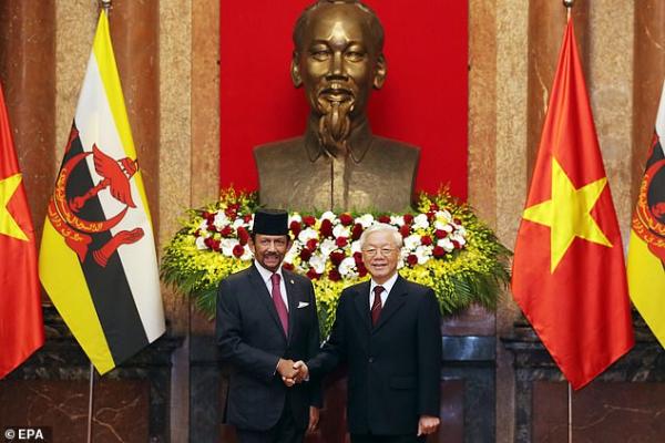 Brunei sắp thông qua đạo luật đáng sợ: Người đồng tính bị ném đá đến chết, ăn trộm sẽ bị cắt cụt tay Brunei sắp thông qua đạo luật đáng sợ: Người đồng tính bị ném đá đến chết, ăn trộm sẽ bị cắt cụt tay