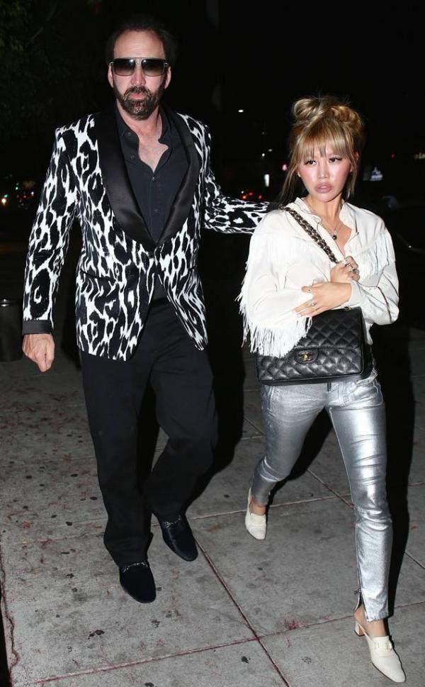 Nicolas Cage nộp đơn ly dị vợ trẻ chỉ sau... 4 ngày kết hôn Nicolas Cage nộp đơn ly dị vợ trẻ chỉ sau... 4 ngày kết hôn