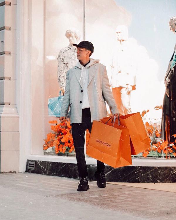 Thiếu niên 19 tuổi giả vờ 'sống ảo' giàu sang trên Instagram và ai cũng tin 'sái cổ' Thiếu niên 19 tuổi giả vờ 'sống ảo' giàu sang trên Instagram và ai cũng tin 'sái cổ'