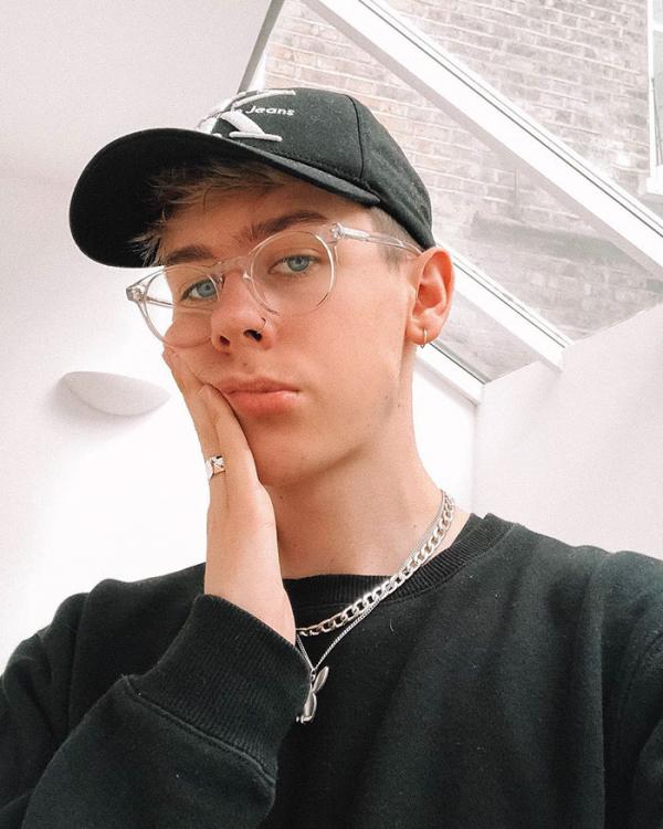 Thiếu niên 19 tuổi giả vờ 'sống ảo' giàu sang trên Instagram và ai cũng tin 'sái cổ' Thiếu niên 19 tuổi giả vờ 'sống ảo' giàu sang trên Instagram và ai cũng tin 'sái cổ'