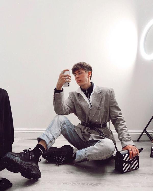 Thiếu niên 19 tuổi giả vờ 'sống ảo' giàu sang trên Instagram và ai cũng tin 'sái cổ' Thiếu niên 19 tuổi giả vờ 'sống ảo' giàu sang trên Instagram và ai cũng tin 'sái cổ'