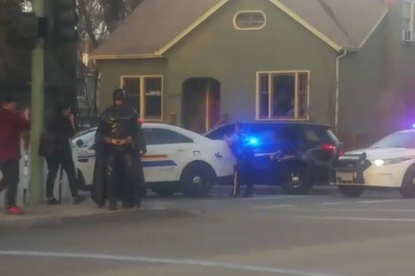 Rời Gotham, Người Dơi đến Canada xin hành hiệp nhưng lại bị cảnh sát đuổi đi Rời Gotham, Người Dơi đến Canada xin hành hiệp nhưng lại bị cảnh sát đuổi đi