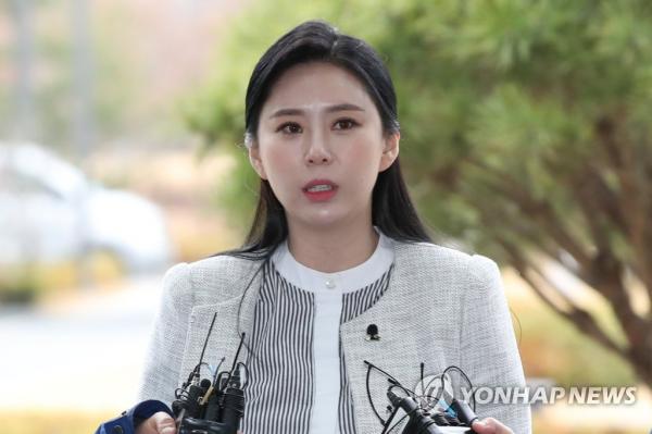 Nhân chứng vụ Jang Ja Yeon suýt bị giết, cảnh sát phát biểu: 'Phụ nữ cao trên 1m7 sẽ không bị bắt cóc, thủ tiêu' Nhân chứng vụ Jang Ja Yeon suýt bị giết, cảnh sát phát biểu: 'Phụ nữ cao trên 1m7 sẽ không bị bắt cóc, thủ tiêu'