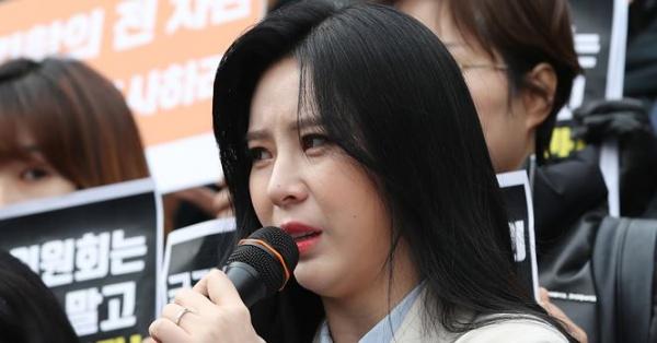 Nhân chứng vụ Jang Ja Yeon suýt bị giết, cảnh sát phát biểu: 'Phụ nữ cao trên 1m7 sẽ không bị bắt cóc, thủ tiêu' Nhân chứng vụ Jang Ja Yeon suýt bị giết, cảnh sát phát biểu: 'Phụ nữ cao trên 1m7 sẽ không bị bắt cóc, thủ tiêu'