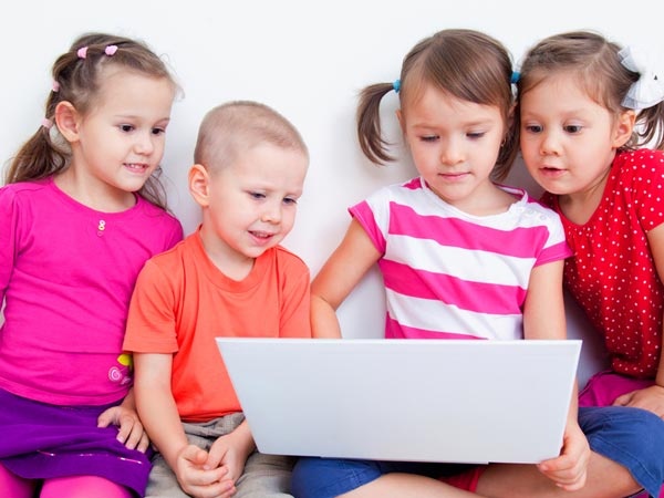 Di động ảnh hưởng thế nào với trẻ dưới 3 tuổi? Cách xử lý khi trẻ quá mê mẩn điện thoại Di động ảnh hưởng thế nào với trẻ dưới 3 tuổi? Cách xử lý khi trẻ quá mê mẩn điện thoại