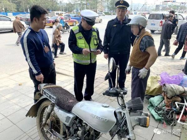 Người đàn ông Trung Quốc làm giả bằng lái để lừa cảnh sát nhưng lại quá lười để làm giống thật Người đàn ông Trung Quốc làm giả bằng lái để lừa cảnh sát nhưng lại quá lười để làm giống thật