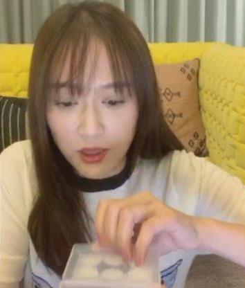 Sở thích quái dị của sao Hoa ngữ: Trần Kiều Ân chuyên lột da môi rồi giữ lại sưu tập Sở thích quái dị của sao Hoa ngữ: Trần Kiều Ân chuyên lột da môi rồi giữ lại sưu tập